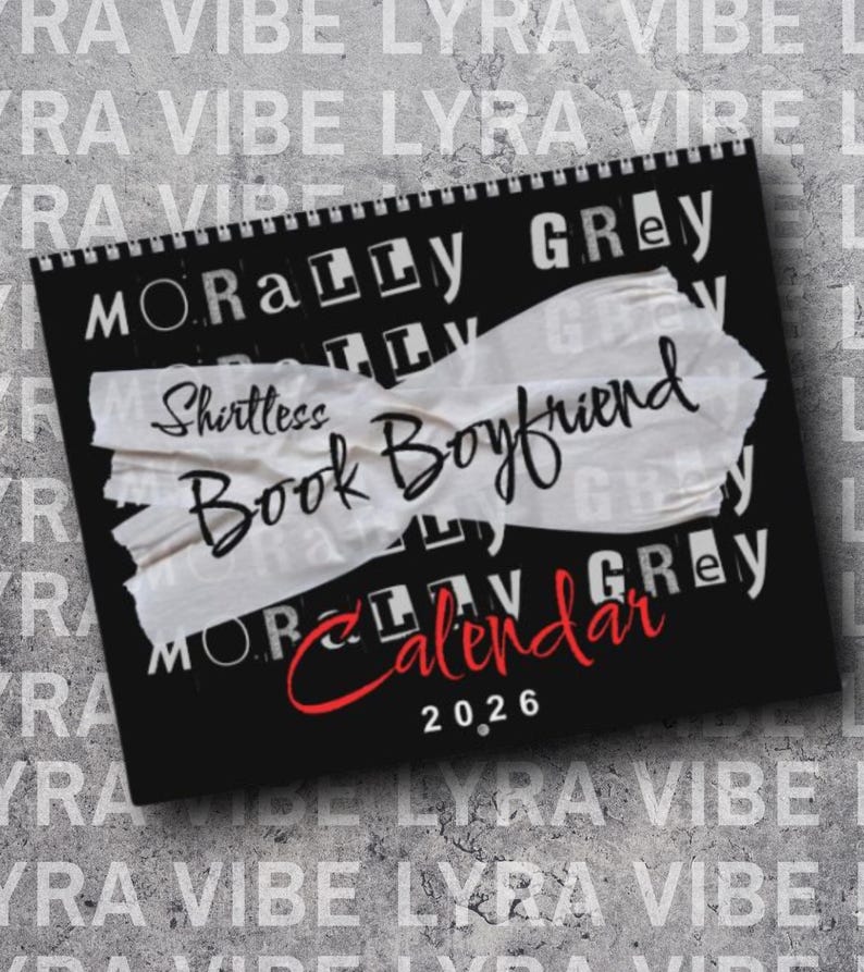 Może przedstawiać: Czarny kalendarz z napisem "Morally Grey" i "Shirtless Book Boyfriend" w kolorze białym. Słowo "Calendar" jest czerwone, a rok "2026" znajduje się na dole. Tło ma powtarzający się wz&oacute;r sł&oacute;w "Lyra Vibe".