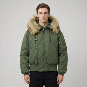 K&ouml;nnte beinhalten: Olivgr&uuml;ne Bomberjacke mit Kapuze mit Kunstfellfutter. Die Jacke hat einen Rei&szlig;verschluss, mehrere Taschen und Kn&ouml;pfe. Die Jacke hat einen gerippten Saum und B&uuml;ndchen.