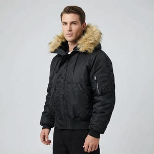 K&ouml;nnte beinhalten: Schwarze Bomberjacke mit Kapuze mit Kunstfellbesatz. Die Jacke hat eine Rei&szlig;verschlusstasche am linken &Auml;rmel, eine Knopfleiste und einen gerippten Saum. Die Jacke besteht aus einem strapazierf&auml;higen, wasserabweisenden Material.