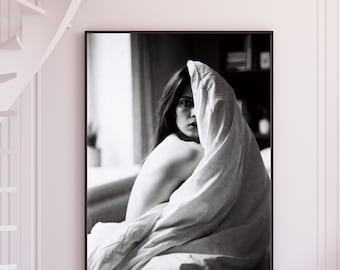 Fotografía artística en blanco y negro, retrato editorial de mujer, minimalista y emocional, póster imprimible para pared, descarga digital.