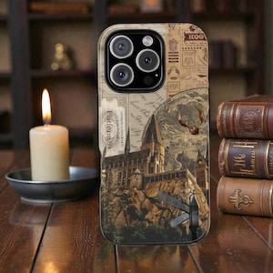 Puede incluir: Una funda de teléfono con una ilustración detallada del Castillo de Hogwarts, una snitch dorada y una señal que indica Hogsmeade. El diseño incorpora texturas de papel vintage y una luna llena. La funda tiene un recorte para la cámara y un borde beige.