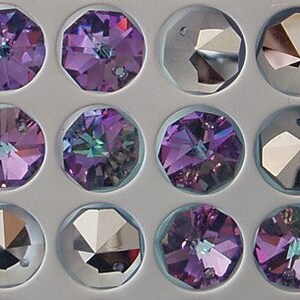 Puede incluir: Doce cuentas de cristal facetadas en varios tonos de morado y transparente. Las cuentas tienen un agujero en el centro para enhebrar.