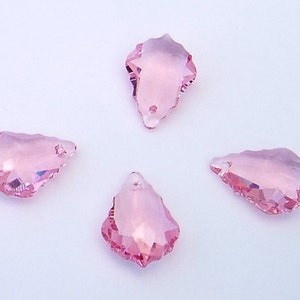 Puede incluir: Cuatro colgantes de cristal rosa en forma de l&aacute;grima con un dise&ntilde;o facetado.