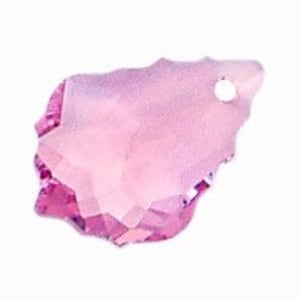 Puede incluir: Un colgante de cristal rosa claro con un dise&ntilde;o facetado y un agujero en la parte superior para colgar.