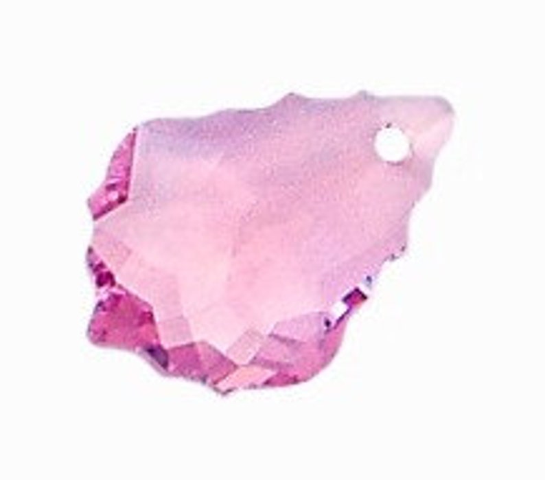 Puede incluir: Un colgante de cristal rosa claro con un dise&ntilde;o facetado y un agujero en la parte superior para colgar.