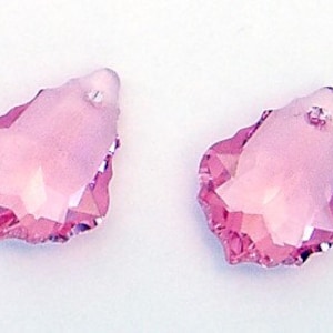Puede incluir: Cuatro colgantes de cristal rosa en forma de l&aacute;grima con bordes facetados.