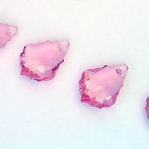Puede incluir: Cuatro colgantes de cristal rosa en forma de l&aacute;grima con bordes facetados.
