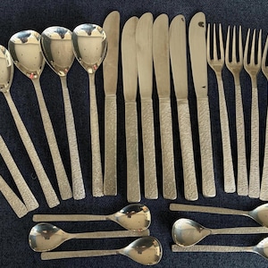 24 Vintage Viners Studio Dinner Set in Texture “ Bark” Handle designed by Gerald Benny in the 1960’s made in Sheffield MCM