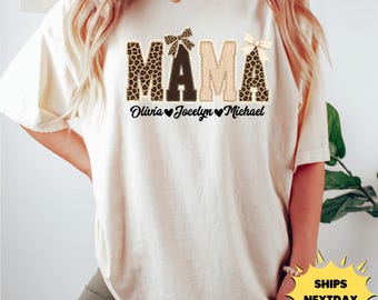 Camiseta Comfort Colors personalizada para mamá con nombres de niños, camiseta personalizada para mamá, camiseta con el nombre de mamá, camiseta Coquette con estampado de leopardo para mamá