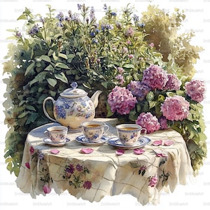 Könnte beinhalten: Aquarellillustration einer Teeparty im Freien. Ein runder Tisch ist mit einer floralen Tischdecke, einer Teekanne, Tassen und Untertassen gedeckt. Rosa Hortensien und andere Blumen umgeben den Tisch.