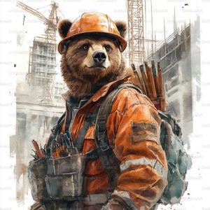 Puede incluir: Ilustración en acuarela de un oso con casco de construcción naranja y chaqueta de trabajo, con cinturón de herramientas y mochila. El oso está situado frente a un sitio de construcción, con grúas y edificios al fondo.