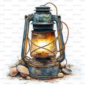 Könnte beinhalten: Aquarellillustration einer Vintage-Laterne mit warmem, leuchtendem Licht. Die Laterne ist verwittert mit blau-grauer Oberfläche und Seildetails. Muscheln und kleine Steine umgeben die Basis und evozieren ein Küstenmotiv.