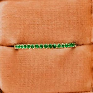 Zierlicher Smaragd halb Ewigkeit Ehering, Prong Set Mai Birthstone stapelbar Band