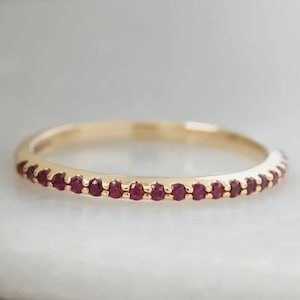 Sierlijke ronde Ruby Half Eternity-band, minimalistische geboortesteensieraden van juli