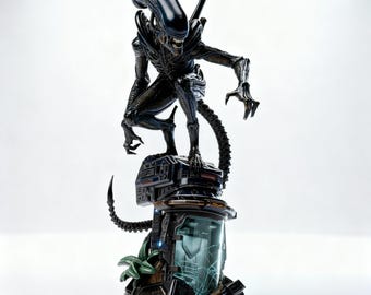 Puede incluir: Figura detallada de un Alien, posando sobre una base futurista con un contenedor transparente y agrietado. El Xenomorfo es negro y azul, con una cabeza larga y garras amenazantes. La base tiene una apariencia metálica.