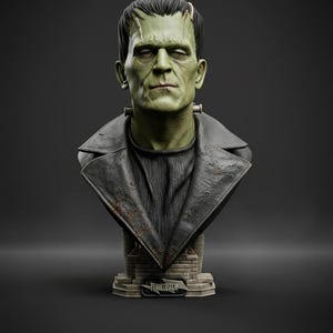 Pode incluir: Um busto do monstro de Frankenstein, com uma tez verde, cabelo preto e cicatrizes costuradas. Ele usa um casaco preto e um suéter cinza escuro. A base está inscrita com "Frankenstein."