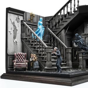 Pode incluir: Um diorama detalhado apresentando uma escadaria escura e ornamentada com uma figura feminina azul translúcida descendo. Abaixo, duas crianças estão perto de uma poltrona bordô, enquanto um homem de terno reage com surpresa.