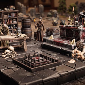 Może przedstawiać: Miniaturowa scena lochu do gier planszowych, zawierająca kamienny ołtarz z plamami krwi, pułapkę z kolcami, drewniany regał wypełniony książkami, beczki, skrzynię oraz kilka figurek, w tym zakapturzonego kultystę i zakutego w kajdany więźnia.