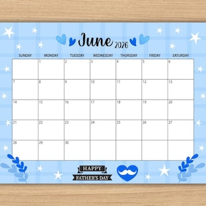 Puede incluir: Un calendario azul y blanco del Día del Padre para junio de 2026. El calendario tiene un fondo a cuadros azul claro con estrellas blancas y acentos de corazón azul. Las palabras "Happy Father's Day" están en la parte inferior, junto con un corazón azul y un bigote.