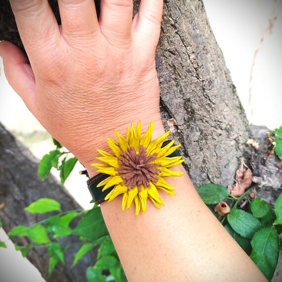 Ver en Etsy: Leather bracelet with dandelion flower – Unique handmade piece Leather bracelet with dandelion flower – Unique handmade piece