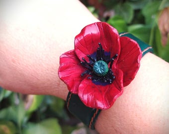 Unikt läderarmband med vallmoblomma – Handgjord hantverksmanschett, speciell gåva
