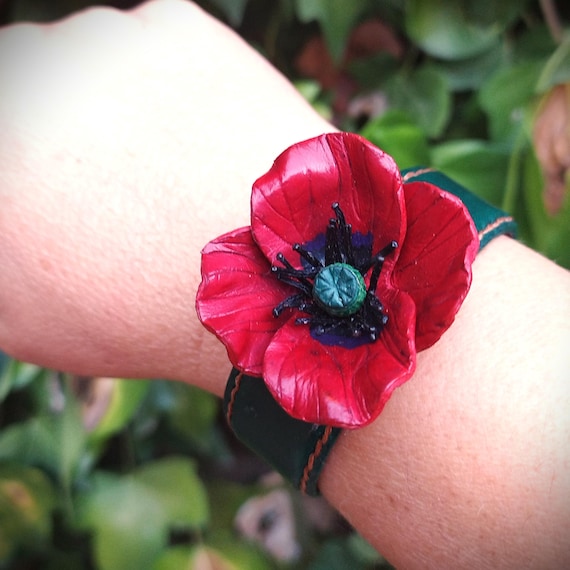 Ver en Etsy: Unique leather bracelet with poppy flower – Handmade artisanal cuff, special gift Unique leather bracelet with poppy flower – Handmade artisanal cuff, special gift