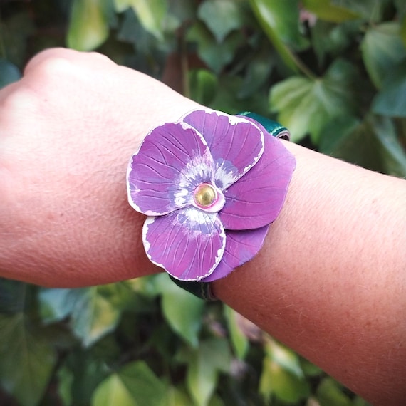 Ver en Etsy: Leather bracelet with lilac pansy flower – Handmade unique artisanal cuff Leather bracelet with lilac pansy flower – Handmade unique artisanal cuff