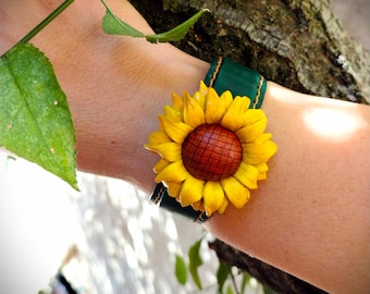 Leren armband zonnebloem, handgemaakte bloemensieraden, unieke ambachtelijke manchet, verstelbaar, op de natuur geïnspireerd cadeau