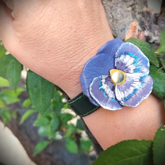 Ver en Etsy: Handmade Leather Pansy Cuff Bracelet, Artisanal Floral Jewelry Handmade Leather Pansy Cuff Bracelet, Artisanal Floral Jewelry