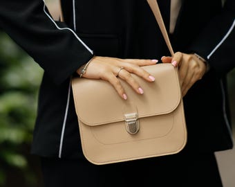 Womens leather crossbody bag, Personalized messenger bag, Cream leather crossbody purse, Beige leather shoulder bag, Minimalist bag