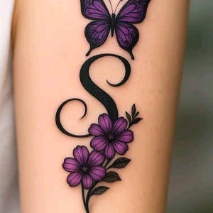 Puede incluir: Un diseño de tatuaje con una mariposa morada sobre una letra "S" negra. Debajo de la letra hay dos flores moradas con hojas verdes. El diseño está sobre una piel clara.