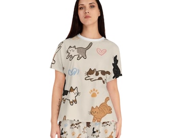 Conjunto de pijama con estampado de gatos dibujado a mano / Pijama de gatito juguetón, tejido elástico color crema.