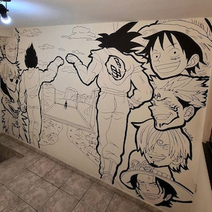 Peut inclure: Fresque murale en noir et blanc représentant des personnages d'anime de Dragon Ball Z et One Piece. La fresque comprend Goku, Vegeta, Luffy et d'autres personnages dans un style de dessin au trait détaillé. L'œuvre est sur un mur blanc.