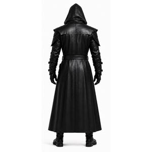 以下が含まれることがあります： 肩のアクセント、ベルト、手袋が付いた、長い黒い革のフード付きコート。 コートはフルレングスのデザインで、黒いブーツを着用しています。 白い背景に対してコートの背面図が表示されています。