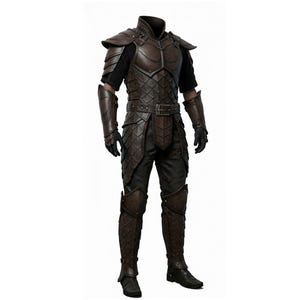 Peut inclure: Un ensemble complet d'armure en cuir marron, comprenant une cuirasse, des épaulières, des protège-bras, des gants, un pantalon et des bottes. L'armure présente un motif détaillé en forme d'écailles et est fixée avec une ceinture. L'ensemble est présenté sur un mannequin sans tête.