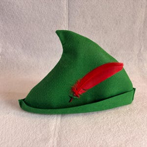 Gorro verde hecho a mano de Peter Pan/Robin Hood para bebés y niños con pluma roja.