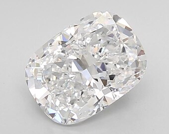 Pode incluir: Um diamante de corte almofada com uma superfície brilhante e multifacetada. A gema incolor reflete a luz, mostrando sua estrutura interna e clareza. A forma é retangular com cantos arredondados, típica deste corte.