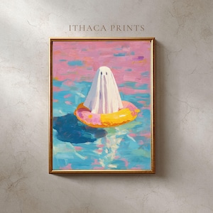 Op de afbeelding: Een ingelijste kunstdruk met een grillige geest in een zwemband. Het kunstwerk heeft een kleurrijke, impressionistische stijl met een roze en blauwe waterachtergrond. De geest is wit en de band is roze en geel. De tekst "ITHACA PRINTS" staat bovenaan.