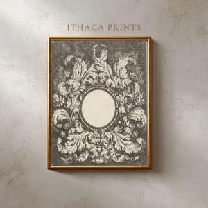 Op de afbeelding: Een ingelijste print met een goudkleurige lijst. Het kunstwerk toont een gedetailleerd zwart-wit bloemmotief rond een centrale cirkelvormige ruimte. De tekst "ITHACA PRINTS" staat bovenaan het frame.