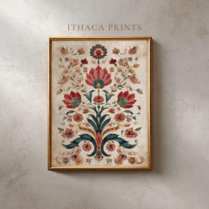 Puede incluir: Una impresión enmarcada con un diseño floral en rojo, turquesa y dorado. La obra de arte tiene una estética vintage, con el texto "ITHACA PRINTS" en la parte superior. El arreglo floral es simétrico, con un tallo central y hojas y flores detalladas.