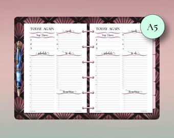 Può includere: Agenda A5 con copertina decorativa con motivo geometrico bordeaux e nero. Le pagine includono sezioni per "Top Three", "meals", "schedule" e "to do". Una penna blu con dettagli dorati è visibile a sinistra.