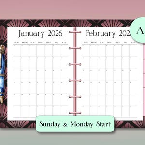 Puede incluir: Agenda A5 abierto a enero y febrero de 2026. La agenda tiene una encuadernación rosa y una cubierta decorativa con un diseño geométrico. El texto "Sunday & Monday Start" es visible. Un bolígrafo azul está en el lado izquierdo.