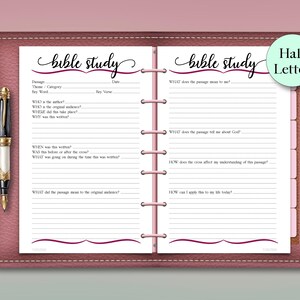 Könnte beinhalten: Ein pinkfarbenes, ledergebundenes Bibelstudien-Journal mit linierten Seiten und Aufforderungen zur Reflexion. Das Journal enthält den Text "bible study" in einer dekorativen Schriftart und einen Stift mit goldenem Akzent.