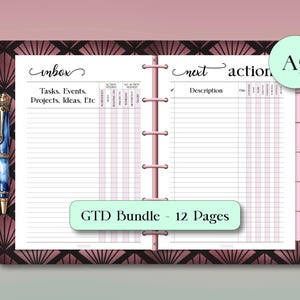 以下が含まれることがあります： ピンクのアクセントが付いた、A5サイズのオープンプランナー。 「inbox」と「next action」のセクションがあります。 プランナーにはペンと「GTD Bundle - 12 Pages」のラベルが含まれています。 カバーは幾何学模様です。