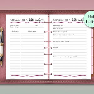 Könnte beinhalten: Ein rosa ledergebundenes Notizbuch mit linierten Seiten für Bibelstudiennotizen. Das Notizbuch trägt den Titel "Character Bible Study" und enthält Aufforderungen zur Aufzeichnung von Beobachtungen, Referenzen und Schlüsselversen. Ein Stift ist sichtbar.