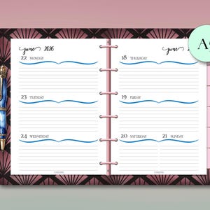Puede incluir: Agenda A5 abierta a una semana de junio de 2026. Las páginas están rayadas con detalles de ondas azules y fechas. La portada tiene un diseño geométrico en tonos marrón y rosa. Un bolígrafo azul descansa en el lado izquierdo.