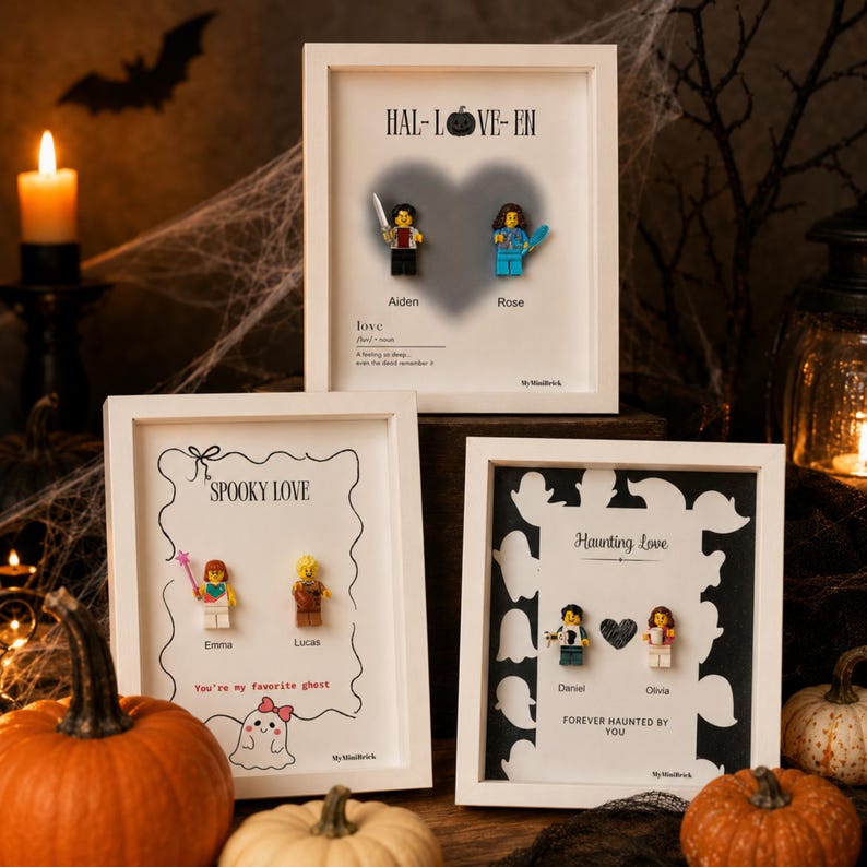 Może przedstawiać: Trzy białe ramki typu shadow box z niestandardowymi minifigurkami. G&oacute;rna ramka wyświetla "HAL-LOVE-EN" z "Aiden" i "Rose". Dolna lewa ramka ma napis "SPOOKY LOVE" z "Emma" i "Lucas". Dolna prawa ramka m&oacute;wi "Haunting Love" z "Daniel" i "Olivia".