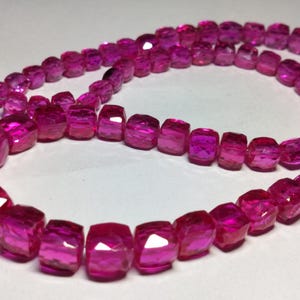 Gefacetteerde roze robijnkleurige kubuskralenstreng | Benodigdheden voor het maken van sieraden, ketting armband DIY