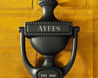 Aldaba de puerta de latón macizo estilo "Winchester II" con grabado personalizado en negro mate - 19 cm