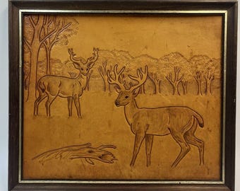 Cuadro antiguo austriaco de cuero repujado a mano con diseño de ciervo, enmarcado en madera para colgar en la pared.
